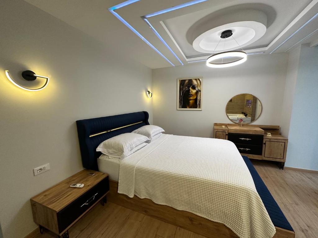 Deluxe Apartment In City Center - Image 2