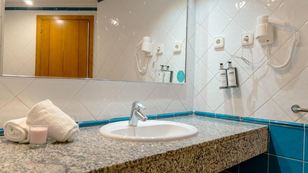 Łazienka w obiekcie Rosamar Ibiza Hotel