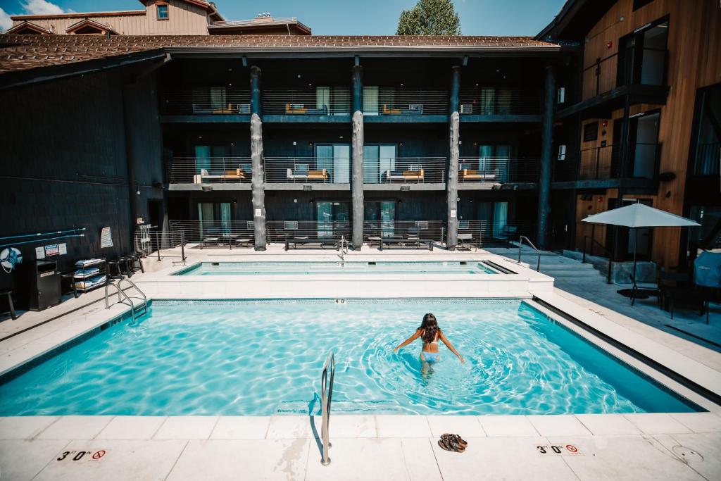Bazén v ubytování Gravity Haus Jackson Hole nebo v jeho okolí