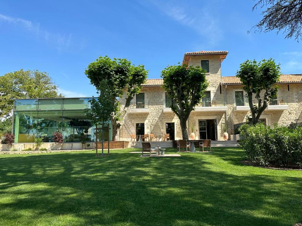 ein großes Gebäude mit Bäumen im Hof in der Unterkunft La Maison Verchant in Montpellier