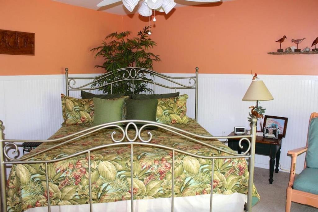 uma cama num quarto com uma parede laranja em 3609 Seabrook Island Road em Seabrook Island