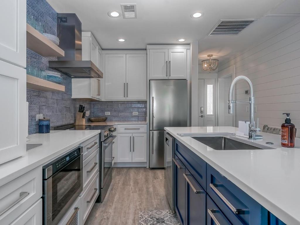 eine Küche mit weißen Schränken und einem Edelstahlkühlschrank in der Unterkunft 2906 Atrium Villa in Seabrook Island