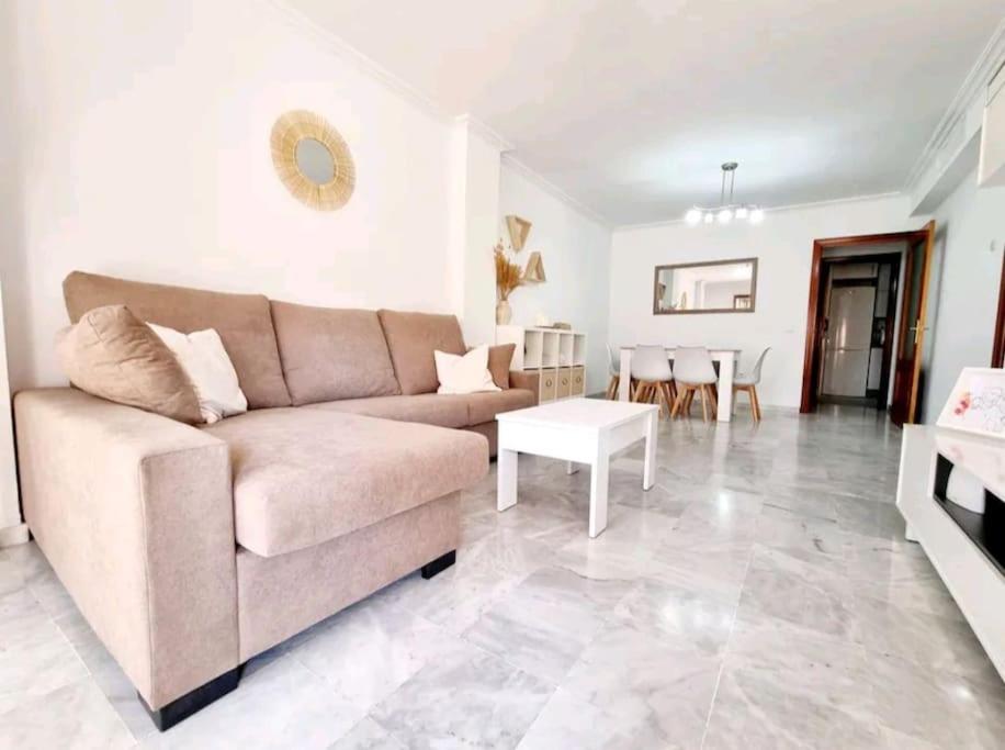 - un salon avec un canapé et une table dans l'établissement Increíble Apartamento Familiar, à Mairena del Aljarafe