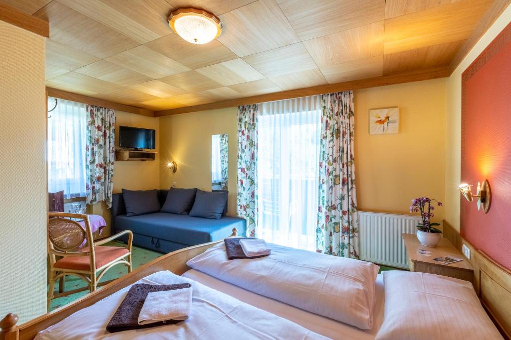 Postel nebo postele na pokoji v ubytování Landhaus MONTANA