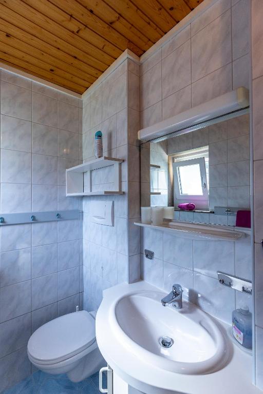 Koupelna v ubytování Landhaus MONTANA