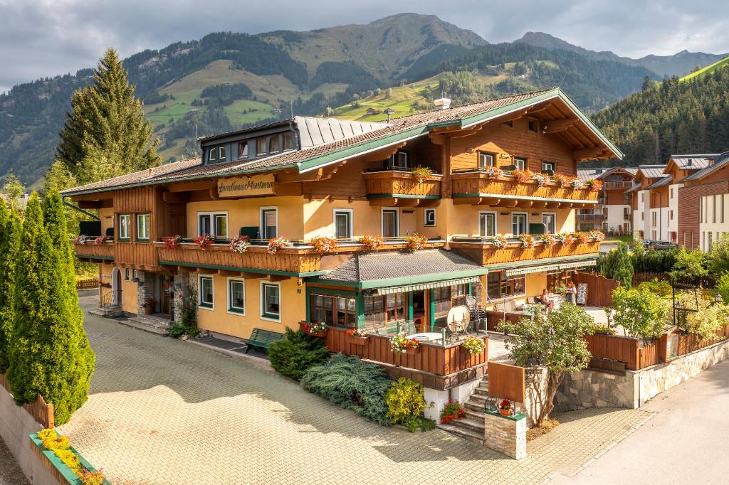 Nespecifikovaný výhled na hory nebo výhled na hory při pohledu z hotelu