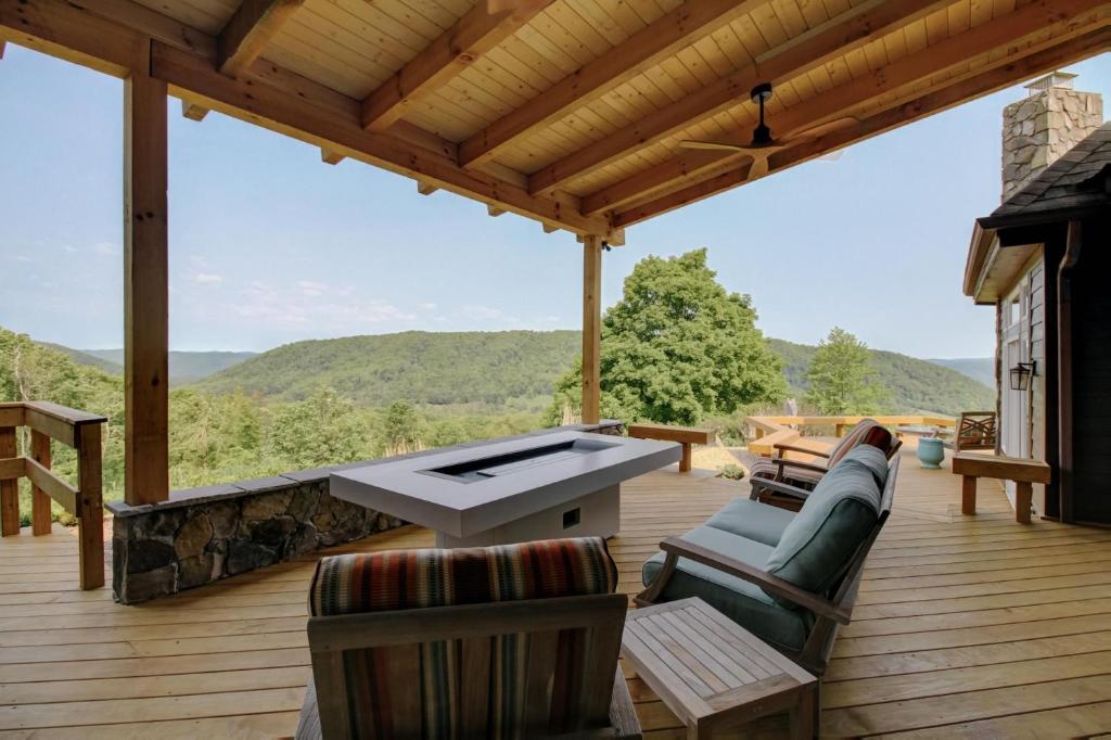 eine Terrasse mit einem Tisch und Stühlen auf einer Terrasse in der Unterkunft Vista Escote in Hot Springs