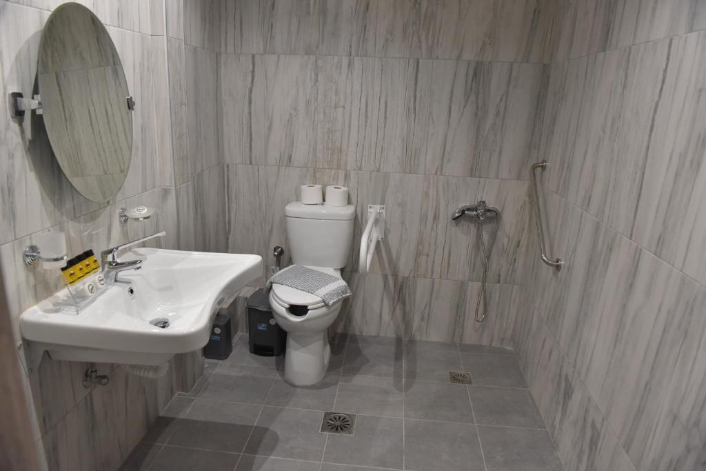 Koupelna v ubytování ZAKROS HOTEL