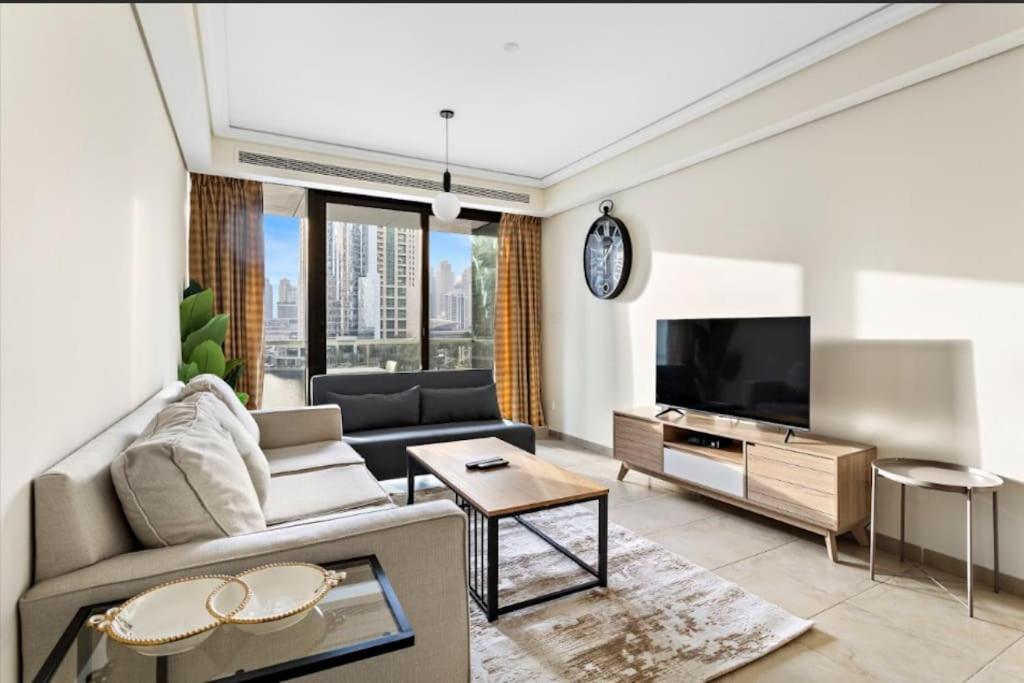 Spacious 1BR Close to the Metro Lake View