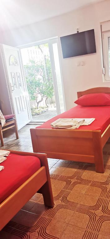 TV a/nebo společenská místnost v ubytování Sobe i apartmani Marović