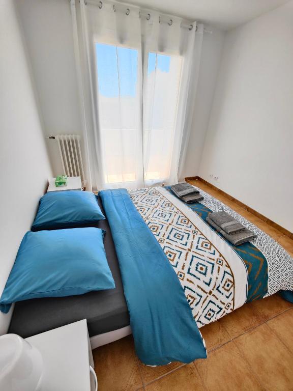 une chambre avec deux lits et une grande fenêtre dans l'établissement Charmant appartement au cœur de Nice - proche de tout !, à Nice