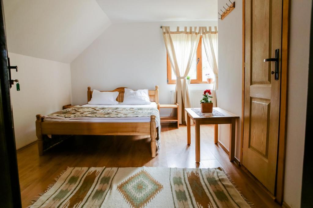 Schlafzimmer mit einem Bett und einem Fenster in der Unterkunft Anahouse in Vişeu de Sus