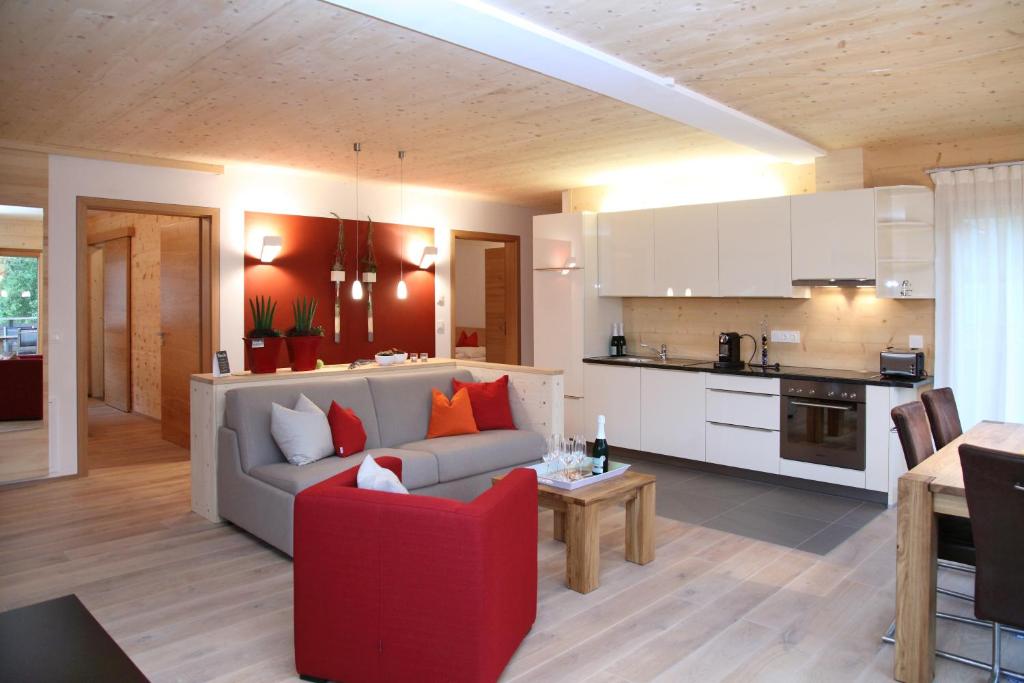 a living room with a couch and a kitchen at ZeiTraum Ferienwohnung Braunhörnle in Elzach