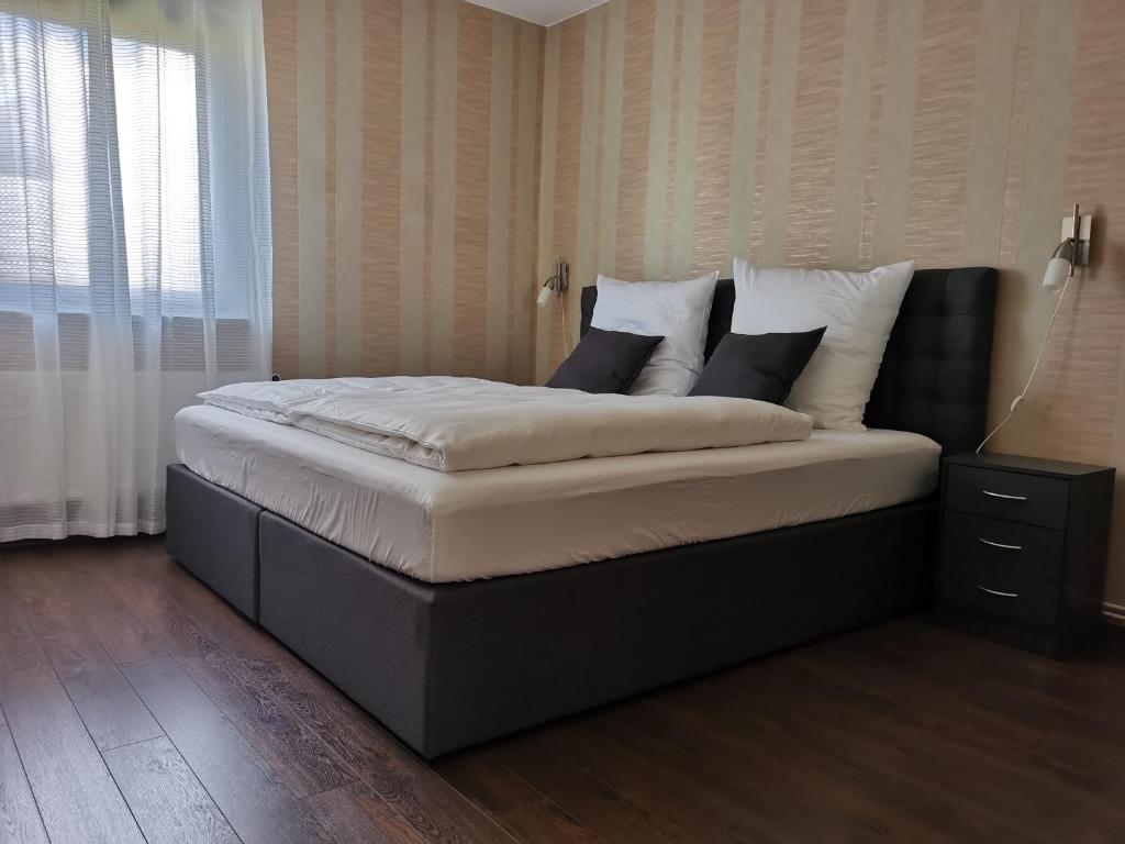 ein Schlafzimmer mit einem großen Bett mit Kissen darauf in der Unterkunft Quiet apartment with green view in urban location in Braunschweig