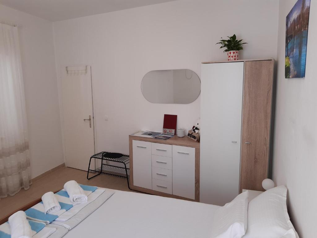 Rúm í herbergi á Studio apartman TEDY