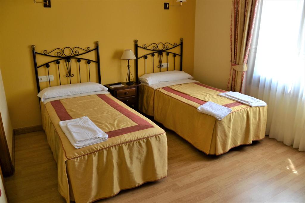 Posteľ alebo postele v izbe v ubytovaní Hostal Infanta Doña Leonor