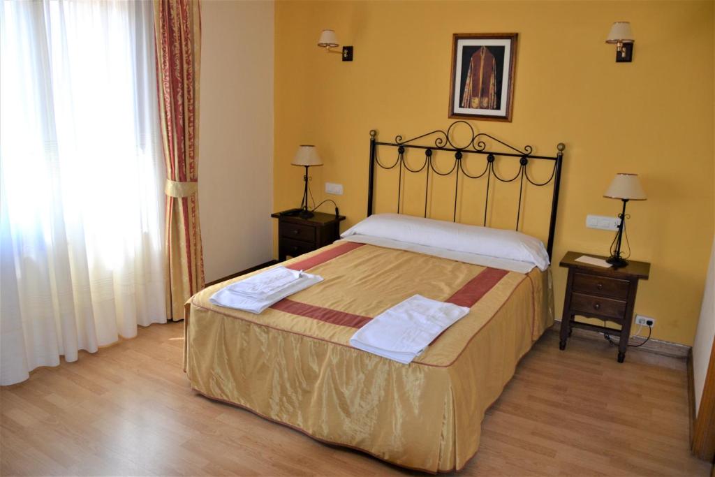 Posteľ alebo postele v izbe v ubytovaní Hostal Infanta Doña Leonor