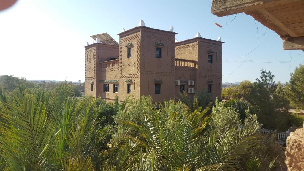 an old building in the middle of some plants at PALM'SKOURA in Skoura