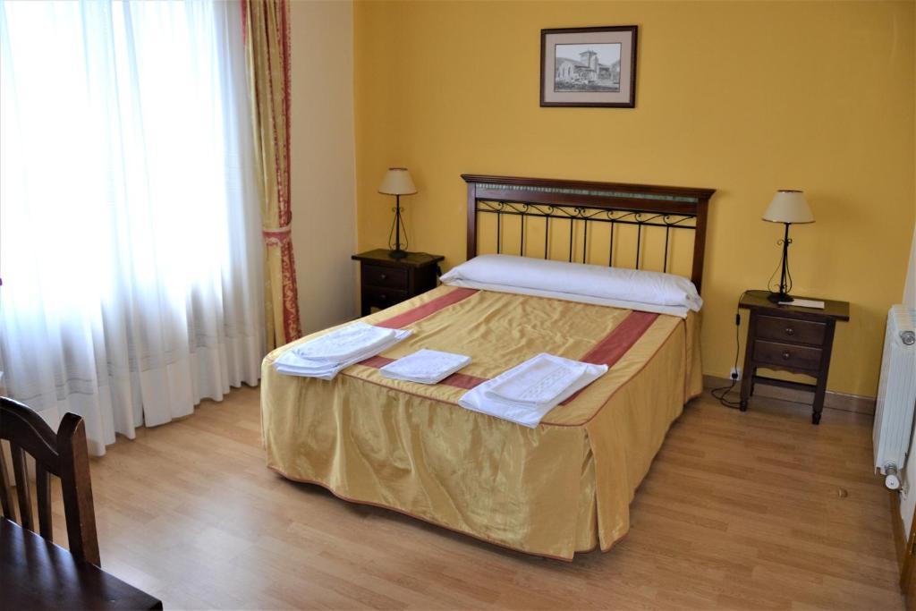 Posteľ alebo postele v izbe v ubytovaní Hostal Infanta Doña Leonor
