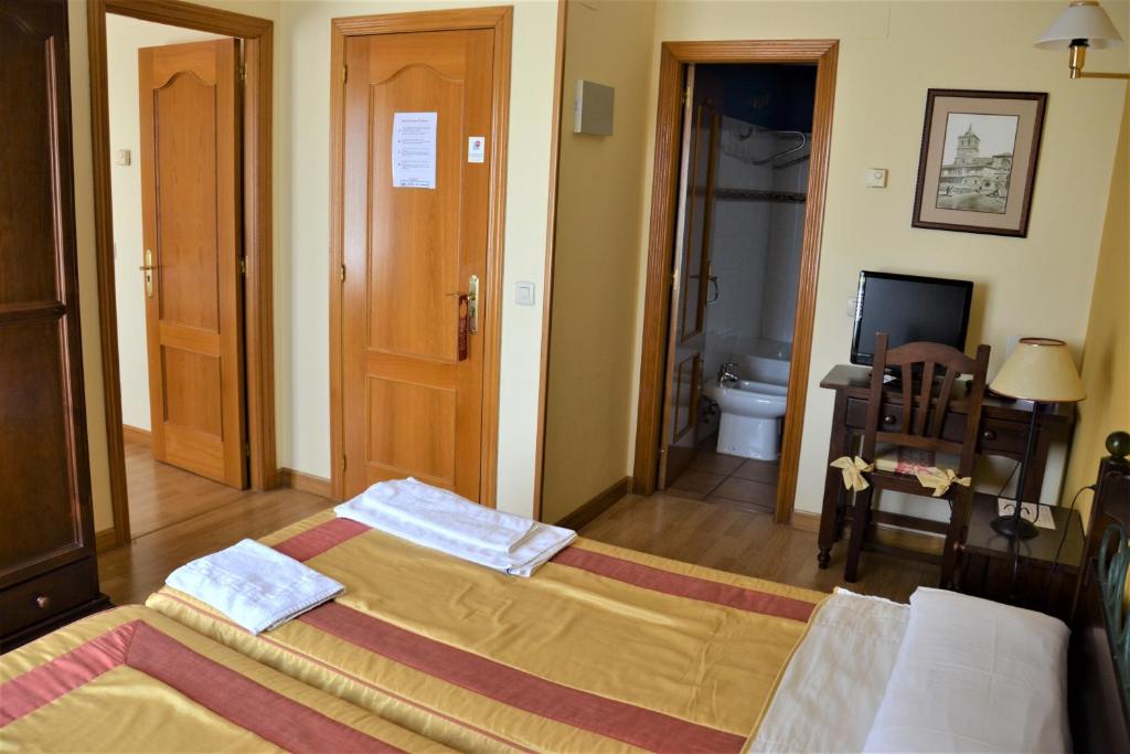 Posteľ alebo postele v izbe v ubytovaní Hostal Infanta Doña Leonor