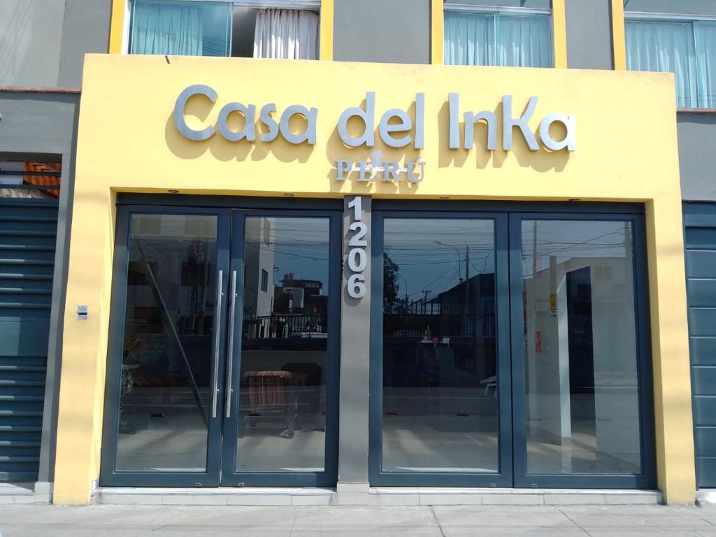 een casa del libro met glazen deuren bij Casa del Inka Perú in Lima