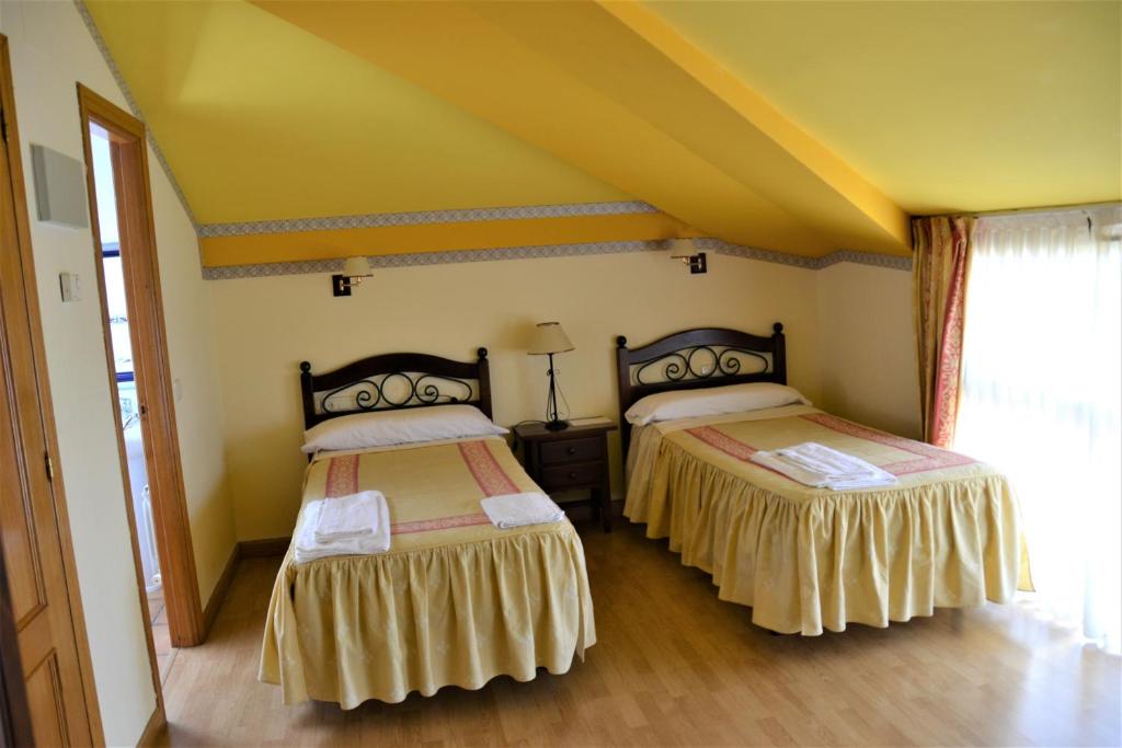 Posteľ alebo postele v izbe v ubytovaní Hostal Infanta Doña Leonor