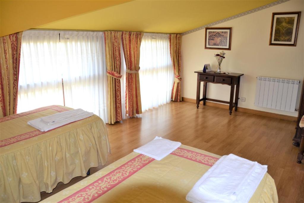 Posteľ alebo postele v izbe v ubytovaní Hostal Infanta Doña Leonor
