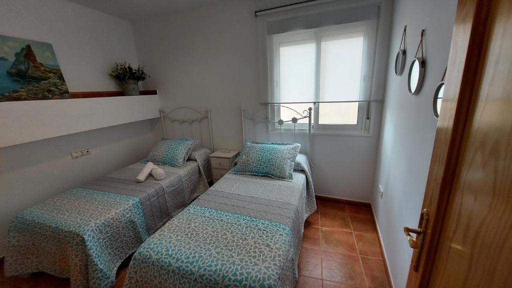 Postel nebo postele na pokoji v ubytování Apartamento con vistas a la piscina y al castillo templario