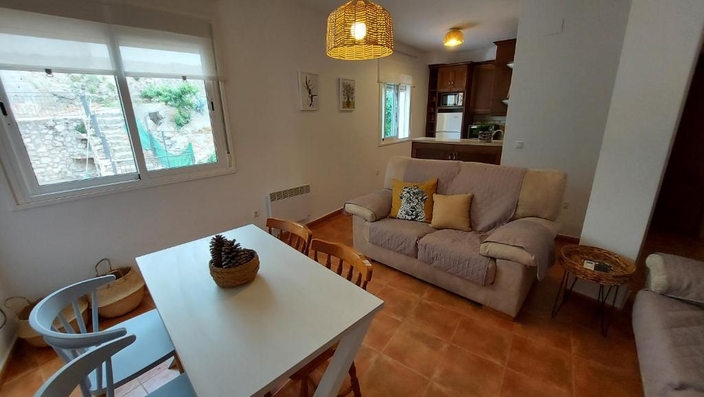 Posezení v ubytování Apartamento con vistas a la piscina y al castillo templario