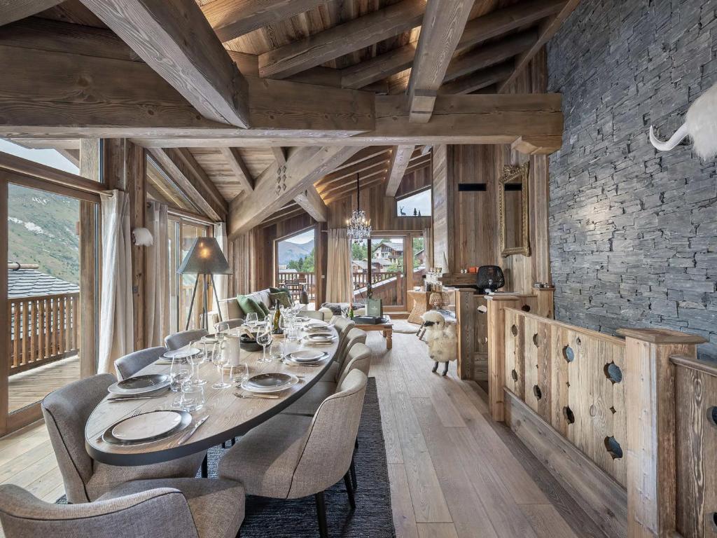 Reštaurácia alebo iné gastronomické zariadenie v ubytovaní Chalet neuf à Saint Martin de Belleville, 200m des pistes, spa privé, 10 personnes - FR-1-570-31