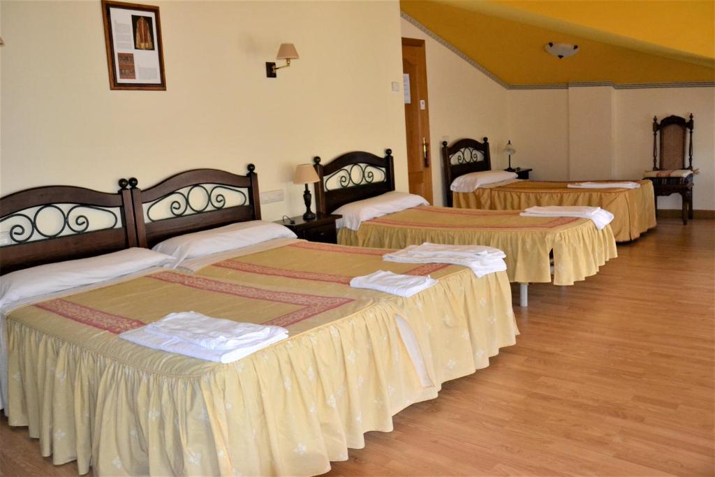 Posteľ alebo postele v izbe v ubytovaní Hostal Infanta Doña Leonor