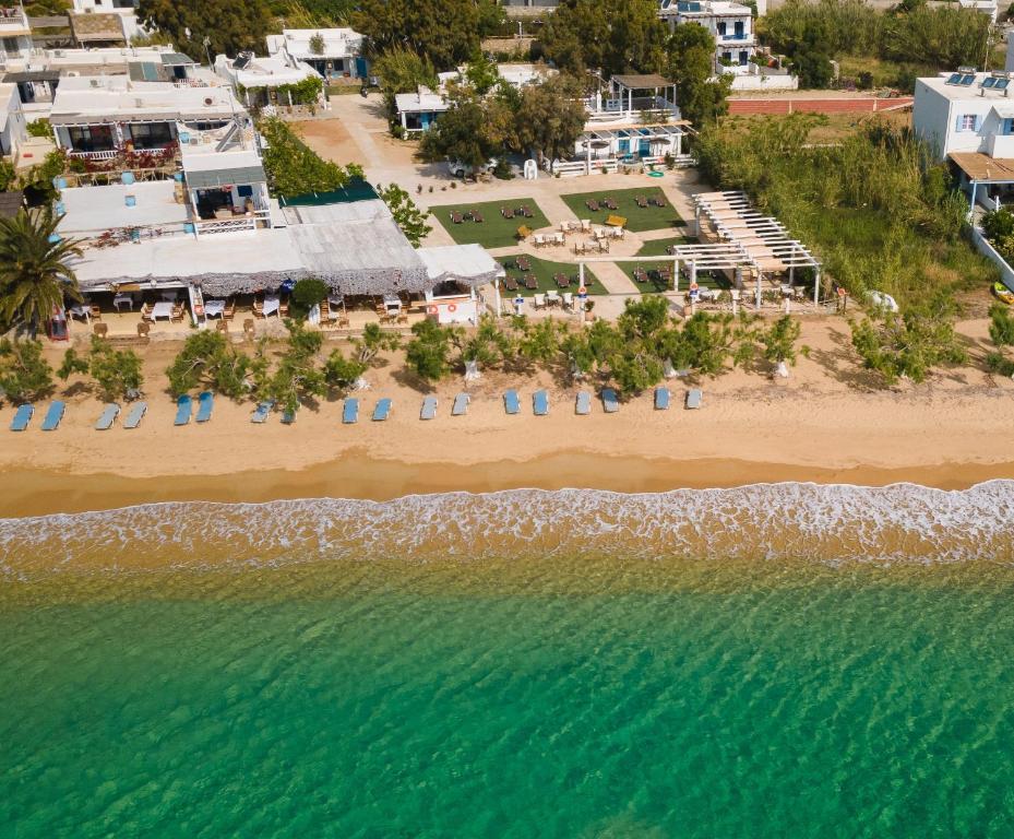 una vista aerea su una spiaggia con sedie e sull'oceano di Alexandros by the Beach - Serifos a Livadakia