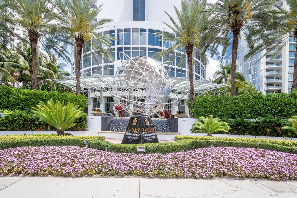 een sculptuur voor een gebouw met palmbomen bij Hotel International Beach Tump Resort Ocean View 1100 sf 1 Bed 1Bth Privately Owned Sunny Isles in Miami Beach