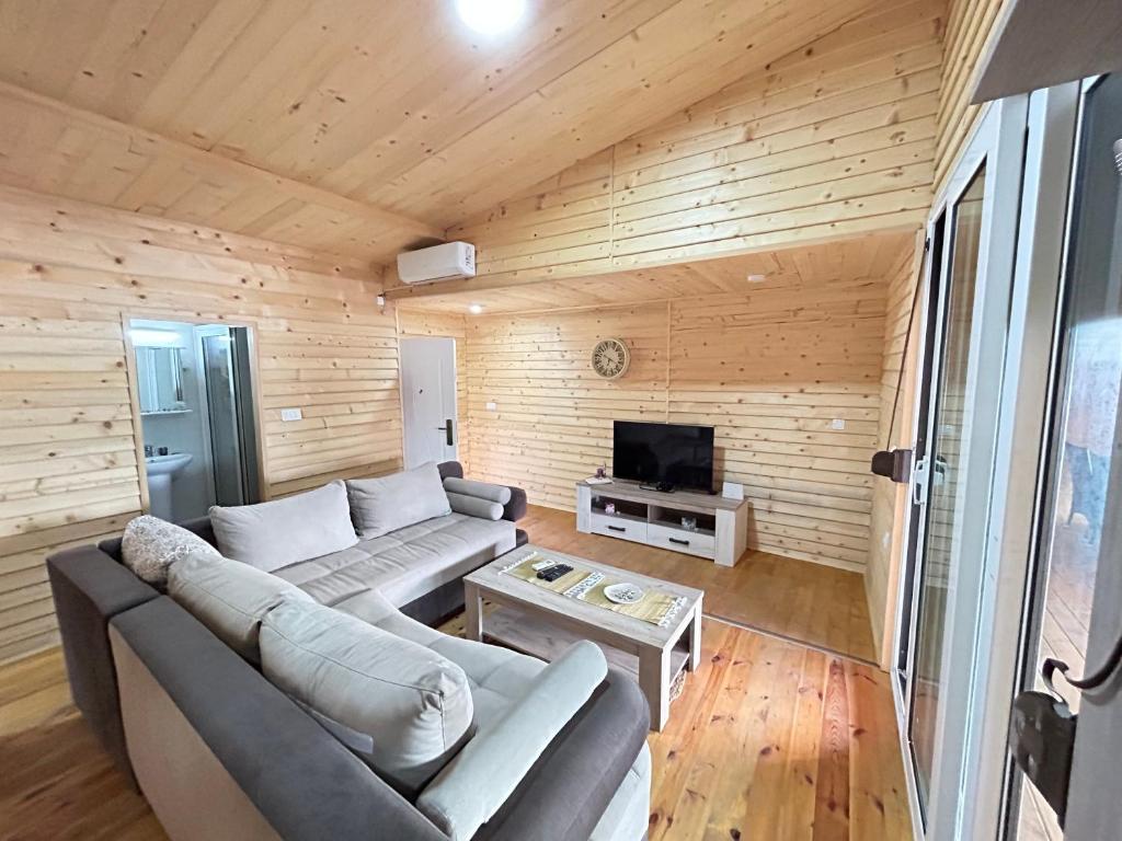 uma sala de estar com um sofá e uma televisão em Speakeasy Lux 3 - 4 em Ulcinj