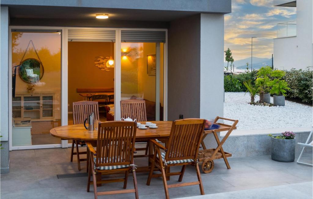 Patio alebo iná vonkajšia časť ubytovania Lovely Apartment In Mali Losinj