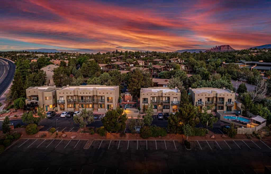 widok z góry na budynek o zachodzie słońca w obiekcie Southwest Inn at Sedona w mieście Sedona