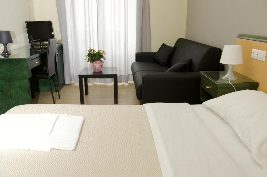 Posteľ alebo postele v izbe v ubytovaní Hotel Suisse