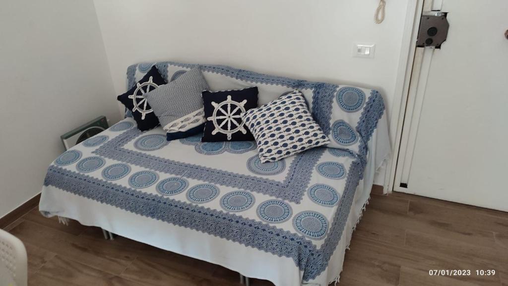 a bed with pillows on it in a room at Guisomar in Palermo