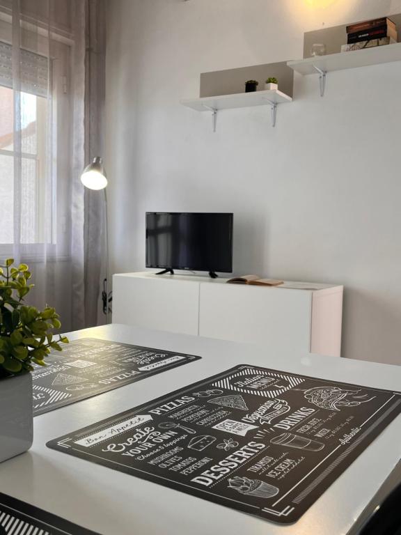 Televízia a/alebo spoločenská miestnosť v ubytovaní Appartamenti Le Mimose