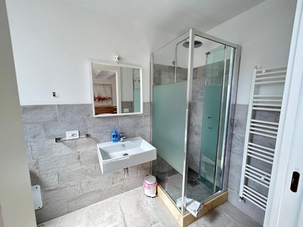 A bathroom at Le radici