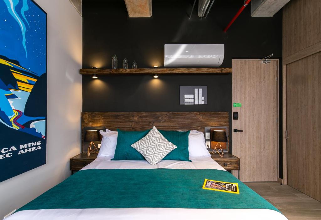 Postel nebo postele na pokoji v ubytování Factory Lofts Hotel