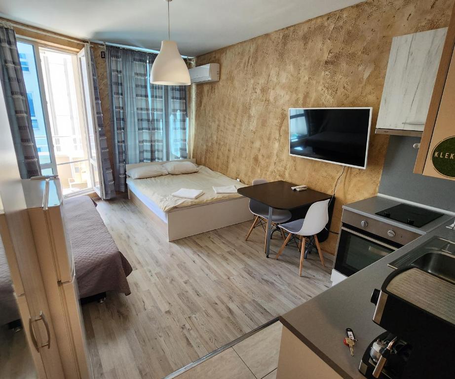 um pequeno apartamento com uma cama e uma mesa num quarto em Colonel apartment 963 em Sófia