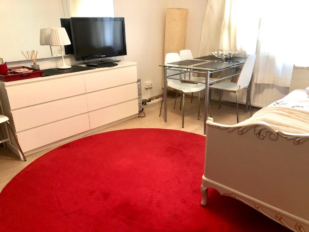 TV a/nebo společenská místnost v ubytování Sweet home 40 City Center Punavuori