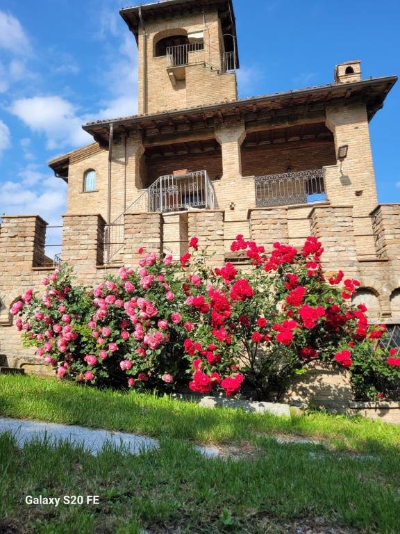 Godiasco的住宿－Il Castelletto di Gomo，前方有红花的建筑