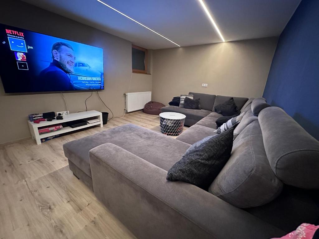 TV a/nebo společenská místnost v ubytování Haus Tirol