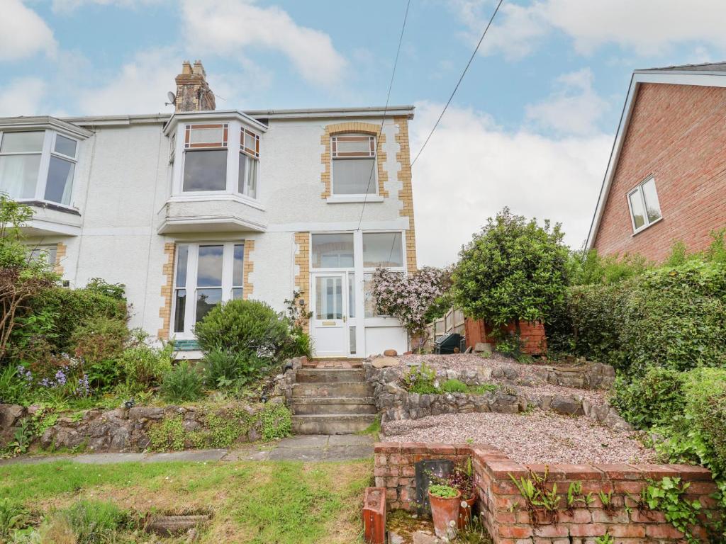 uma vista exterior de uma casa branca em 18 Ffordd Tanrallt em Prestatyn