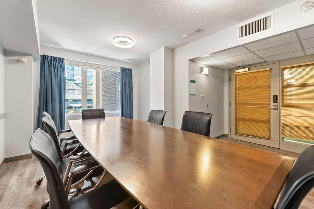 una sala conferenze con un grande tavolo e sedie in legno di YWCA Hotel Vancouver a Vancouver