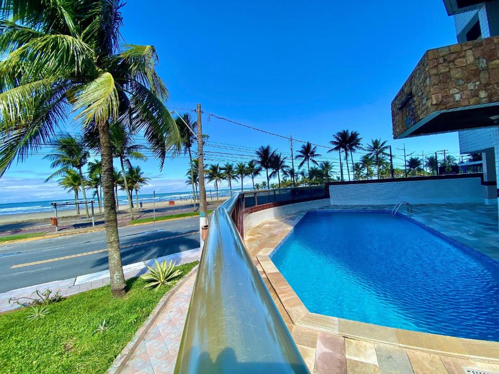 un tobogán de agua frente a la playa en Residencial João Orisaka, en Samaritá