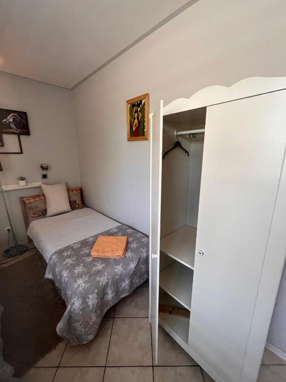 Postel nebo postele na pokoji v ubytování White Garden