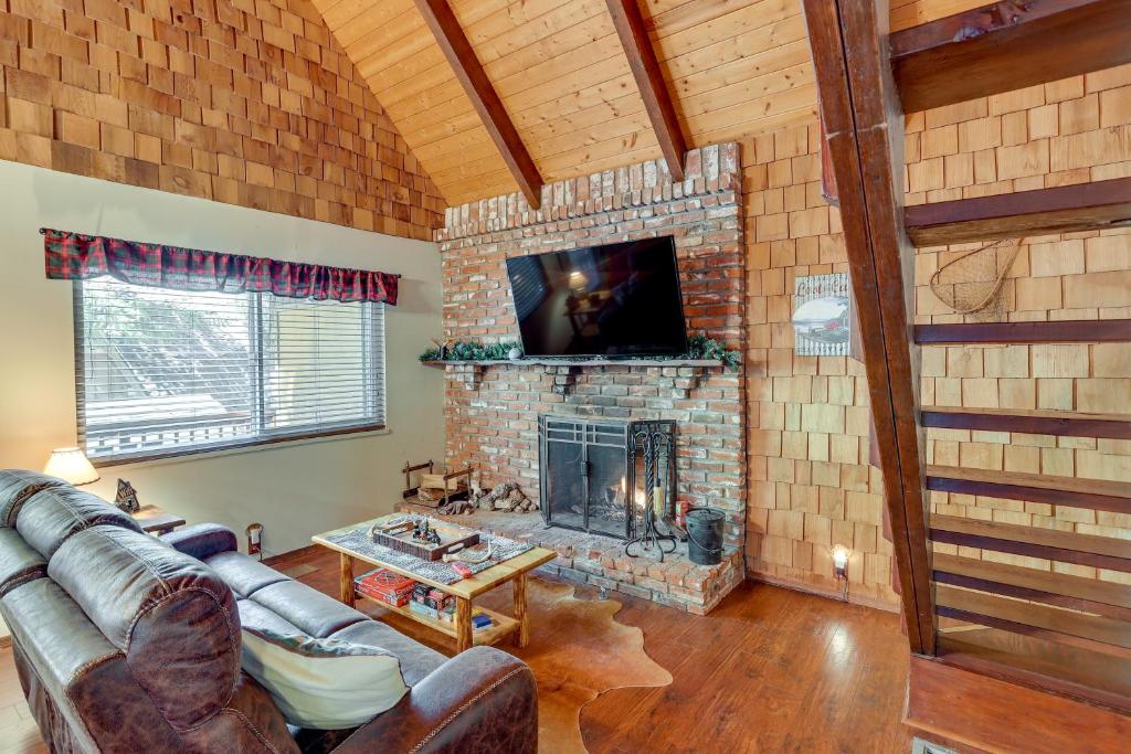 Dreamy Green Valley Lake Cabin Dog Friendly!, Green Valley Lake